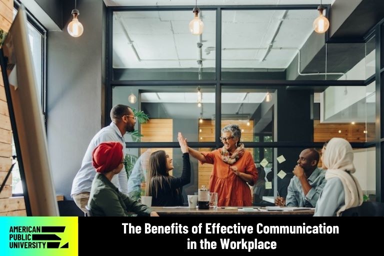 benefits-of-effective-communication leader communicating to team effectively
